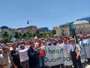  PRİŞTİNE’DE BİR PROTESTO EYLEMİ DAHA DÜZENLENİYOR