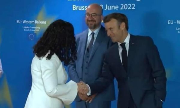 MACRON’DAN YÜKSEK KÜLTÜR, ELİ CEBİNDE OSMANİ İLE TOKALAŞTI