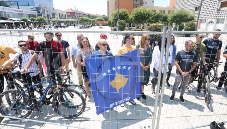 KOSOVA’YA VİZE MUAFİYETİ SAĞLANMAMASI PRİŞTİNE’DE PROTESTO EDİLDİ