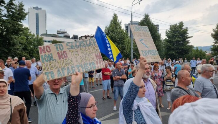 BOSNA HERSEK’TEKİ “DAYATMA SEÇİM YASASI” PROTESTOLARI SÜRÜYOR