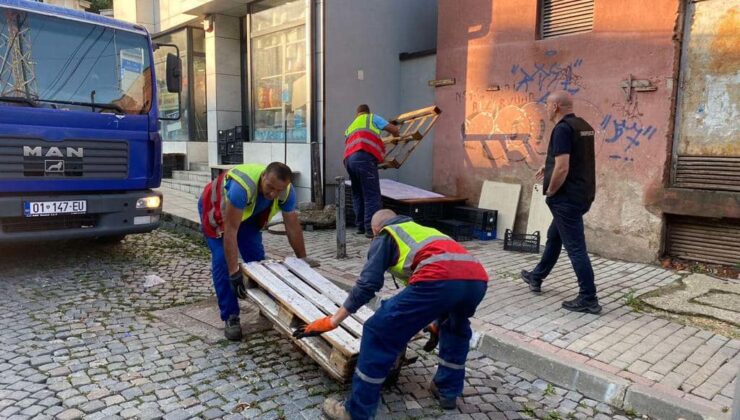 PRİŞTİNE’DE PAZAR YERİNE YAKIN SOKAKLARDAN TEZGAHLAR KALDIRILDI