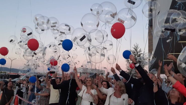 15 TEMMUZ DEMOKRASİ ŞEHİTLERİ ANISINA 251 BALON UÇURULDU