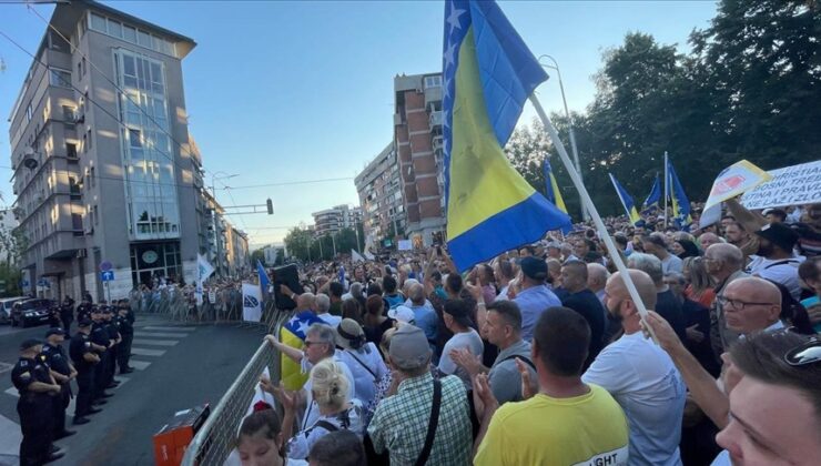 BOSNA HERSEK’TE “DAYATMA SEÇİM YASASI” PROTESTOSU