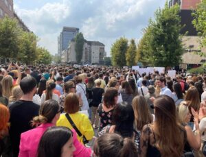 11 YAŞINDAKİ KIZ ÇOCUĞUNA TECAVÜZ OLAYI PROTESTO EDİLDİ