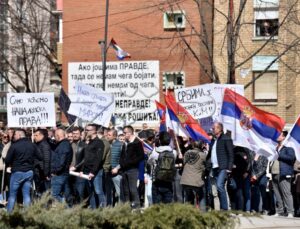 SIRPLAR KOSOVA’NIN KUZEYİNDE PROTESTO DÜZENLEDİ: BAŞKA BİR DEVLET İSTEMİYORUZ