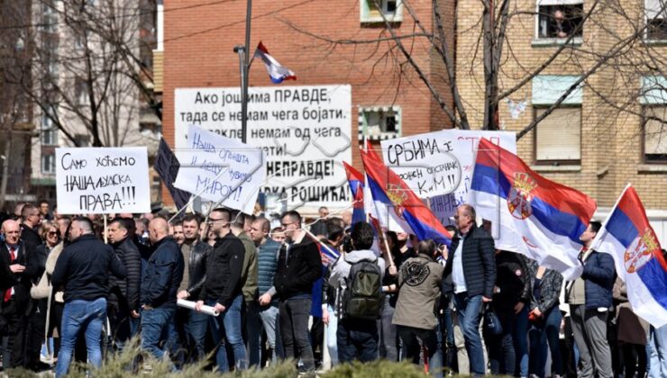 SIRPLAR KOSOVA’NIN KUZEYİNDE PROTESTO DÜZENLEDİ: BAŞKA BİR DEVLET İSTEMİYORUZ