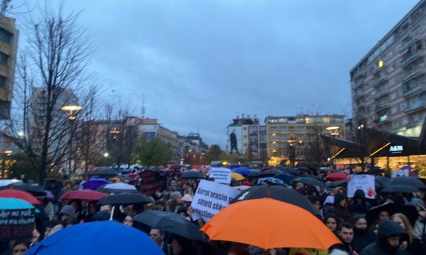 PRİŞTİNE’DE KADIN CİNAYETLERİ PROTESTO EDİLDİ