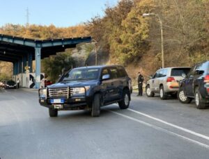 EULEX ARACINA SES BOMBASI İLE SALDIRI