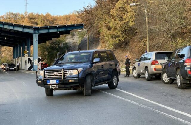 EULEX ARACINA SES BOMBASI İLE SALDIRI