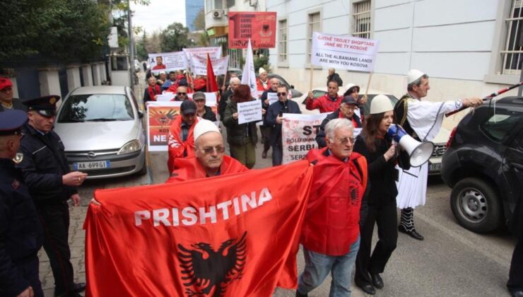 ARNAVUTLUK’TA, KOSOVA’YA DESTEK EYLEMİ DÜZENLENDİ