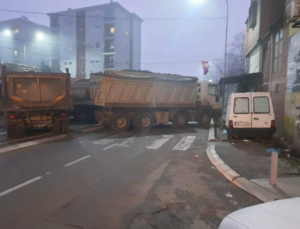 KUZEY MİTROVİÇA’NIN BOŞNAK MAHALLESİNDE BARİKAT KURULDU