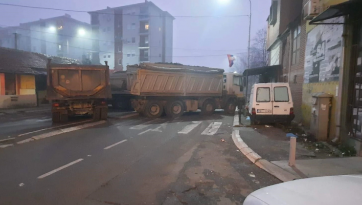 KUZEY MİTROVİÇA’NIN BOŞNAK MAHALLESİNDE BARİKAT KURULDU