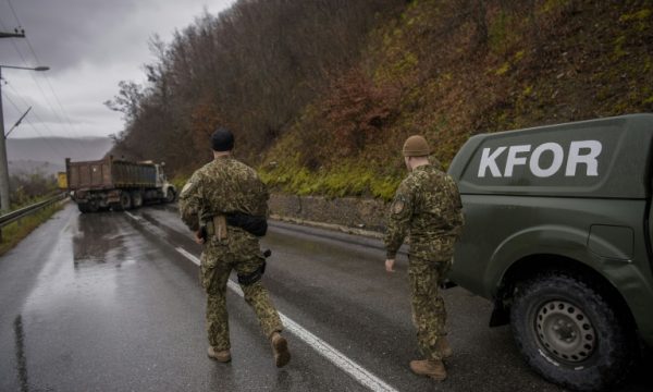 BARİKATLARDAKİ SIRPLAR YOLLARI KAPATMA NEDENLERİNDEN BAHSETMEK İSTEMİYOR