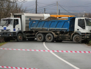 SIRPLAR KOSOVA’NIN KUZEYİNDE YENİ BİR BARİKAT KURDU