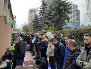 KOSOVA’DA MÜSLÜMANLAR YILIN İLK CUMA NAMAZINA AKIN ETTİ