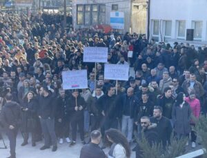 KUZEYDEKİ SIRPLAR VUÇİÇ’E KARŞI PROTESTO GÖSTERİSİ DÜZENLEDİ