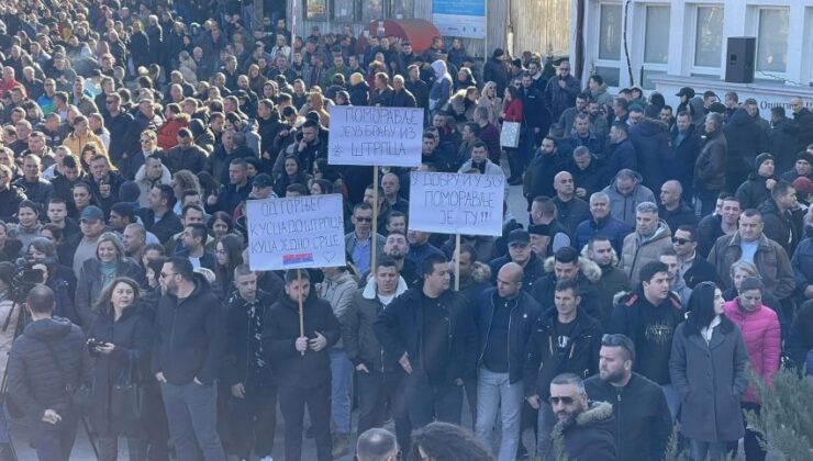 KUZEYDEKİ SIRPLAR VUÇİÇ’E KARŞI PROTESTO GÖSTERİSİ DÜZENLEDİ