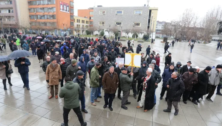 VATANDAŞLAR SIRP BELEDİYELER BİRLİĞİ’Nİ PROTESTO ETTİ