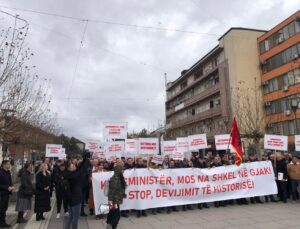 UÇK ŞEHİT ÇOCUKLARINDAN KURTİ KARŞITI PROTESTO GÖSTERİSİ