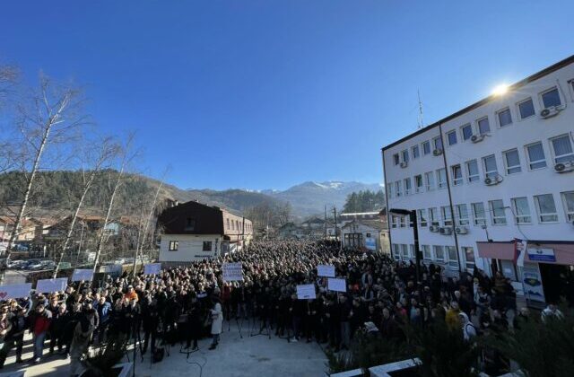 KOSOVA’NIN GÜNEYİNDEKİ SIRPLARDAN PROTESTO GÖSTERİSİ  