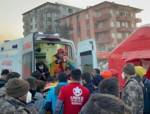 HATAY’DA DEPREMDEN 181 SAAT SONRA İKİ KARDEŞ KURTARILDI