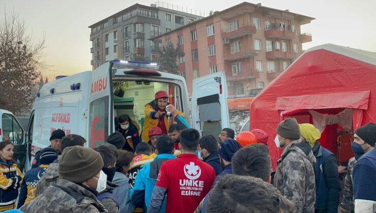 HATAY’DA DEPREMDEN 181 SAAT SONRA İKİ KARDEŞ KURTARILDI