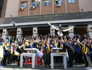 UKRAYNA İÇİN PRİŞTİNE’DE BARIŞ GÜVERCİNLERİ UÇURULDU