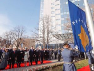 KOSOVA BAYRAĞI TÖRENLE GÖNDERE ÇEKİLDİ