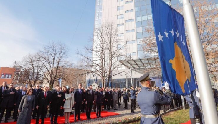 KOSOVA BAYRAĞI TÖRENLE GÖNDERE ÇEKİLDİ