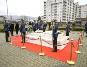 DEVLET ERKANI ESKİ DEVLET BAŞKANI RUGOVA’YA SAYGI DURUŞUNDA BULUNDU