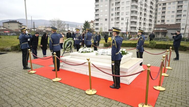 DEVLET ERKANI ESKİ DEVLET BAŞKANI RUGOVA’YA SAYGI DURUŞUNDA BULUNDU