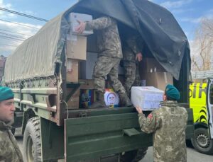 “TÜM GENÇLERLE EL ELE” DERNEĞİ’NİN İLK DESTEK PAKETLERİ TÜRKİYE’YE ULAŞTIRILIYOR