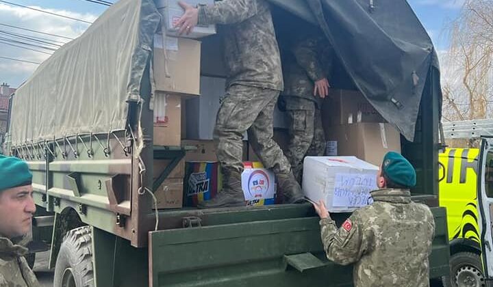 “TÜM GENÇLERLE EL ELE” DERNEĞİ’NİN İLK DESTEK PAKETLERİ TÜRKİYE’YE ULAŞTIRILIYOR