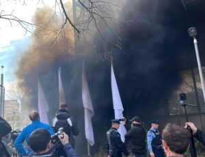 PRİŞTİNE’DE SIRBİSTAN İLE ANLAŞMA KARŞITI PROTESTO GÖSTERİSİ DÜZENLENDİ