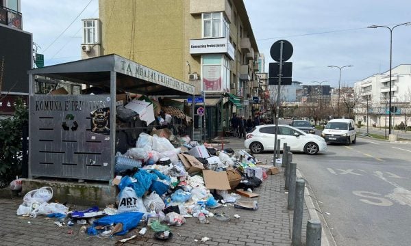 ÇÖPLER PRİŞTİNE’Yİ KAPLADI