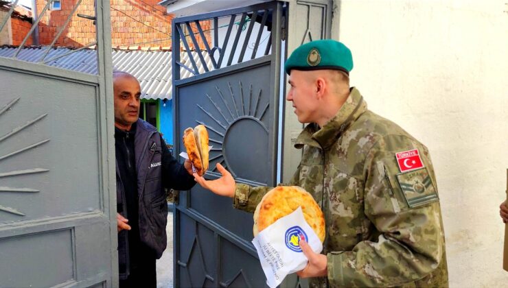 TÜRK ASKERİ KOSOVALILARA RAMAZAN PİDESİ DAĞITTI