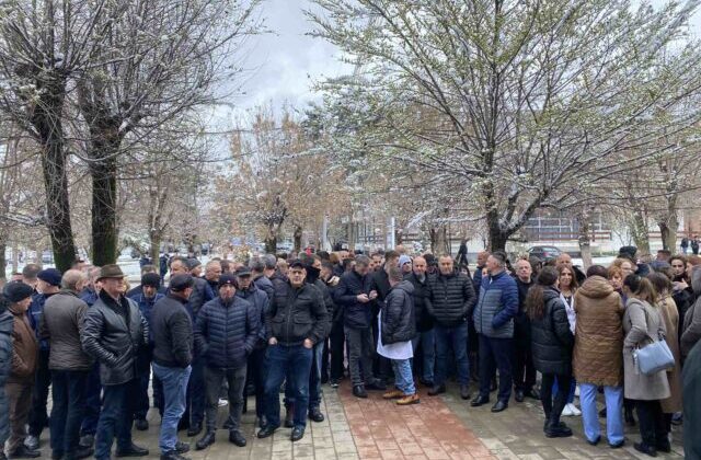 HEMŞERİLER YENİ MAAŞLAR YASASI’NI PROTESTO ETTİ