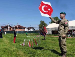 MEHMETÇİK KOSOVA’DAKİ 23 NİSAN KUTLAMALARINDA ÇOCUKLARLA OYUNLAR OYNADI