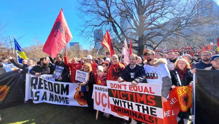 LAHEY’DE KOSOVALI KOMUTANLARIN YARGILANMASI SÜRECİ PROTESTO EDİLDİ