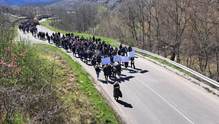 “GİDİN BURADAN” SLOGANIYLA KUZEYDEKİ SIRPLAR PROTESTO EYLEMİ DÜZENLEDİ