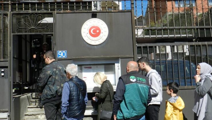 KOSOVA’DAKİ TÜRK SEÇMENLER SANDIK BAŞINDA