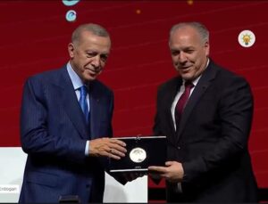 TÜRKİYE CUMHURBAŞKANI ERDOĞAN’DAN BAKAN DAMKA’YA PLAKET