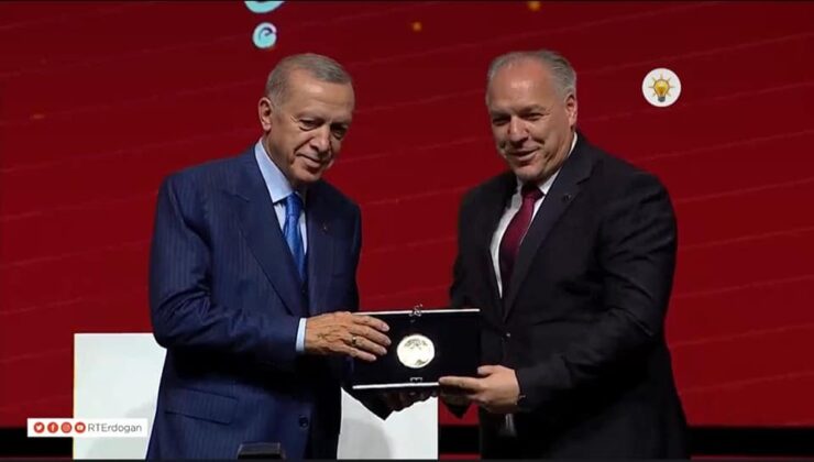 TÜRKİYE CUMHURBAŞKANI ERDOĞAN’DAN BAKAN DAMKA’YA PLAKET