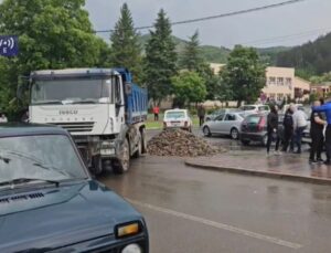  LEPOSAVİÇ’TE SIRPLAR BARİKAT KURMAYA BAŞLADI