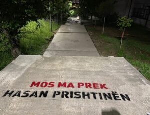 PRİŞTİNE ÜNİVERSİTESİ’NDE GRAFİTLİ PROTESTO