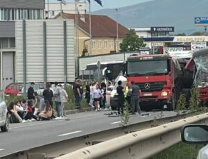 OTOBÜS KAMYONLA ÇARPIŞTI, 30 YARALI