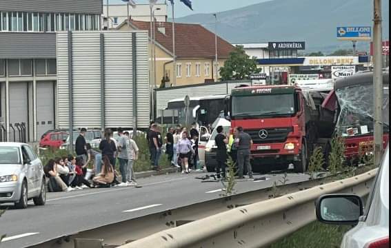 OTOBÜS KAMYONLA ÇARPIŞTI, 30 YARALI