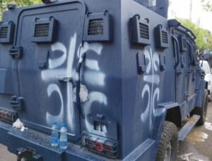 KUZEYDE PROTESTOCULAR POLİS ARACINA SIRP SEMBOLLERİ ÇİZDİ