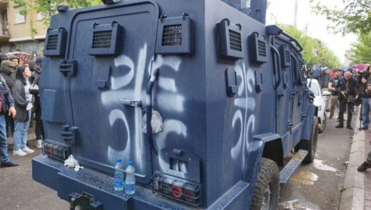 KUZEYDE PROTESTOCULAR POLİS ARACINA SIRP SEMBOLLERİ ÇİZDİ