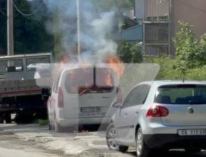 TEVE1 KANALININ ARACI ATEŞE VERİLDİ, 30 GAZETECİ BİR KAFEYE SIĞINDI